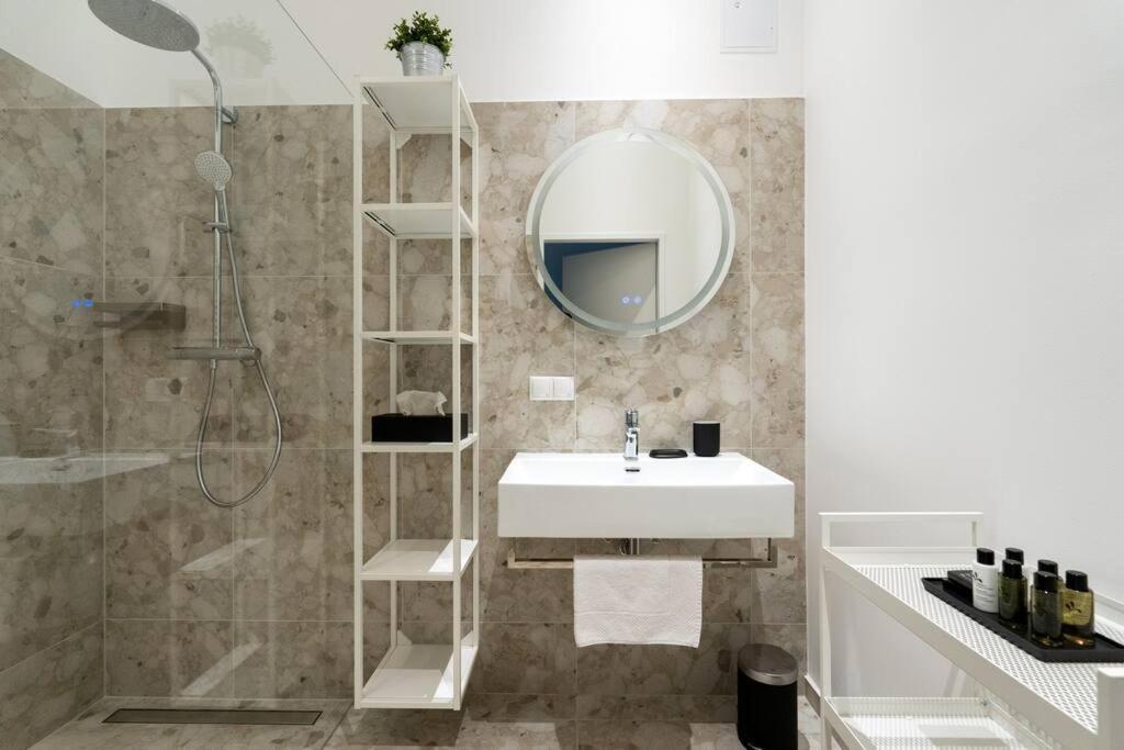Artful 1br Suite, Nearby By Hm Appartamento